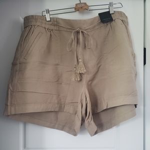 Beige shorts size 22/24
